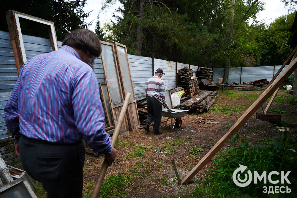 Каждую субботу омичи могут прикоснуться к истории в рамках субботника на территории бывшего военного госпиталя, где лечился Фёдор Достоевский. Фото: Илья Петров