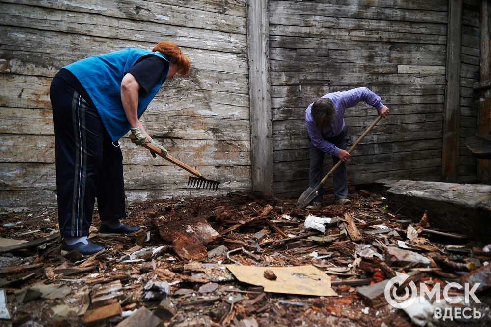 Каждую субботу омичи могут прикоснуться к истории в рамках субботника на территории бывшего военного госпиталя, где лечился Фёдор Достоевский. Фото: Илья Петров