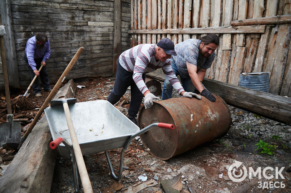 Каждую субботу омичи могут прикоснуться к истории в рамках субботника на территории бывшего военного госпиталя, где лечился Фёдор Достоевский. Фото: Илья Петров