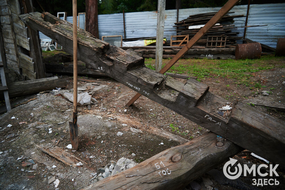 Каждую субботу омичи могут прикоснуться к истории в рамках субботника на территории бывшего военного госпиталя, где лечился Фёдор Достоевский. Фото: Илья Петров