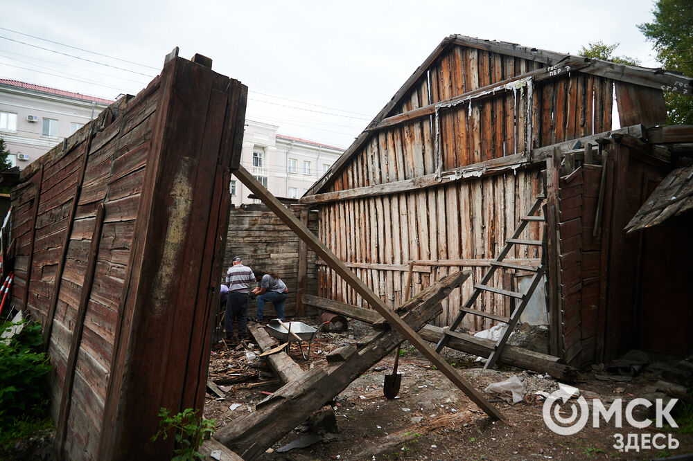Каждую субботу омичи могут прикоснуться к истории в рамках субботника на территории бывшего военного госпиталя, где лечился Фёдор Достоевский. Фото: Илья Петров