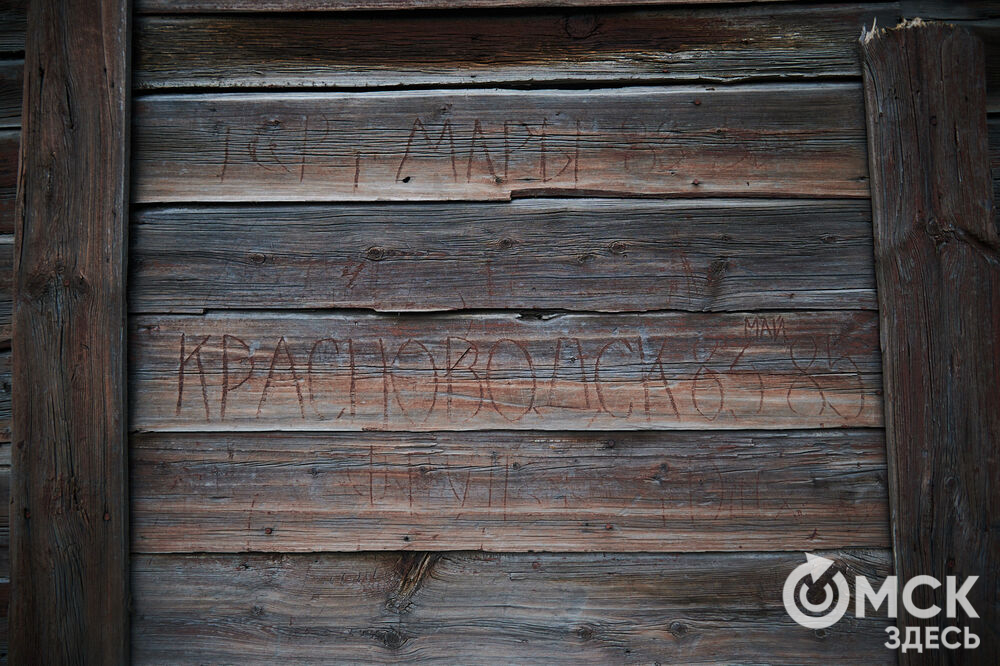 Каждую субботу омичи могут прикоснуться к истории в рамках субботника на территории бывшего военного госпиталя, где лечился Фёдор Достоевский. Фото: Илья Петров