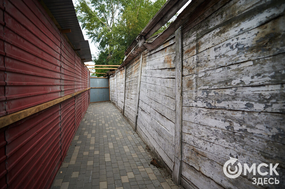 Каждую субботу омичи могут прикоснуться к истории в рамках субботника на территории бывшего военного госпиталя, где лечился Фёдор Достоевский. Фото: Илья Петров