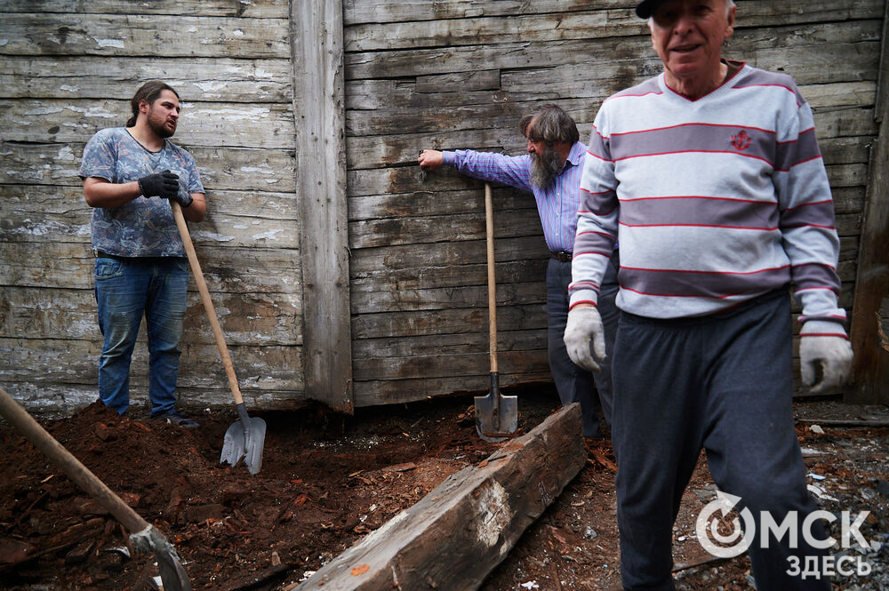 Каждую субботу омичи могут прикоснуться к истории в рамках субботника на территории бывшего военного госпиталя, где лечился Фёдор Достоевский. Фото: Илья Петров