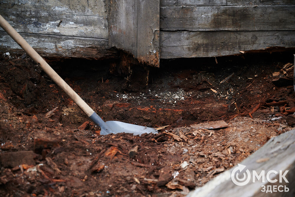 Каждую субботу омичи могут прикоснуться к истории в рамках субботника на территории бывшего военного госпиталя, где лечился Фёдор Достоевский. Фото: Илья Петров