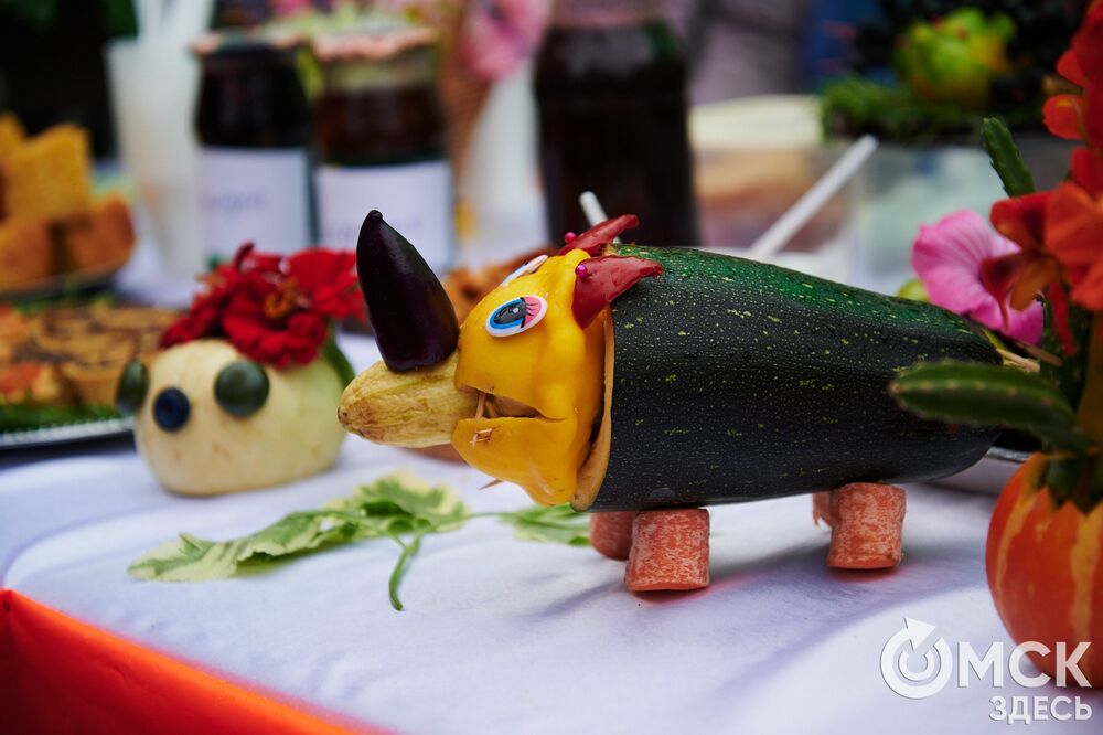 Вдохновляемся дачным вайбом: мемные овощи и народные забавы предстали на фестивале "Дары осени". Подробности: здесь . Фото: Илья Петров.