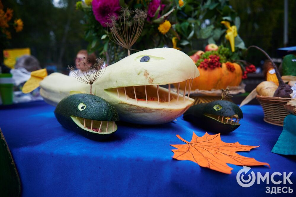 Вдохновляемся дачным вайбом: мемные овощи и народные забавы предстали на фестивале "Дары осени". Подробности: здесь . Фото: Илья Петров.