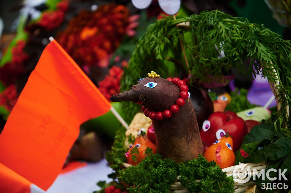 Вдохновляемся дачным вайбом: мемные овощи и народные забавы предстали на фестивале "Дары осени". Подробности: здесь . Фото: Илья Петров.