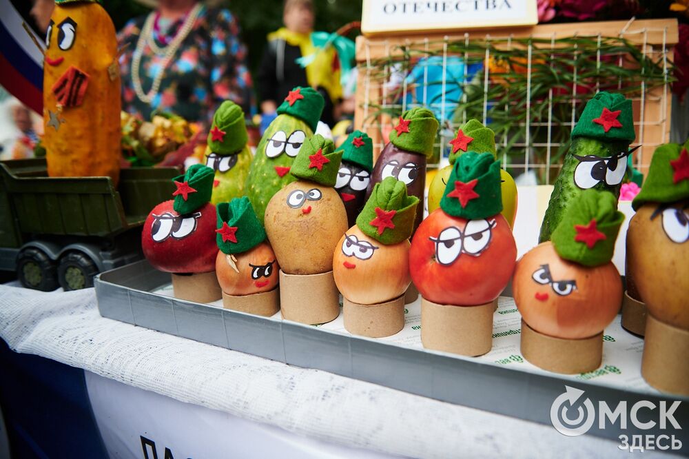 Вдохновляемся дачным вайбом: мемные овощи и народные забавы предстали на фестивале "Дары осени". Подробности: здесь . Фото: Илья Петров.