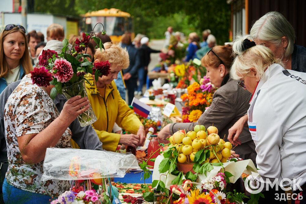 Вдохновляемся дачным вайбом: мемные овощи и народные забавы предстали на фестивале "Дары осени". Подробности: здесь . Фото: Илья Петров.