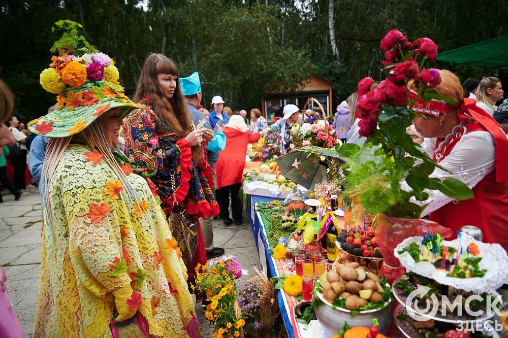 Вдохновляемся дачным вайбом: мемные овощи и народные забавы предстали на фестивале "Дары осени". Подробности: здесь . Фото: Илья Петров.