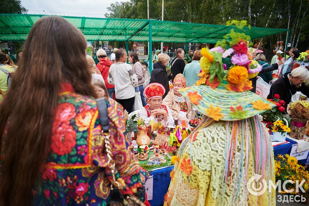 Вдохновляемся дачным вайбом: мемные овощи и народные забавы предстали на фестивале "Дары осени". Подробности: здесь . Фото: Илья Петров.