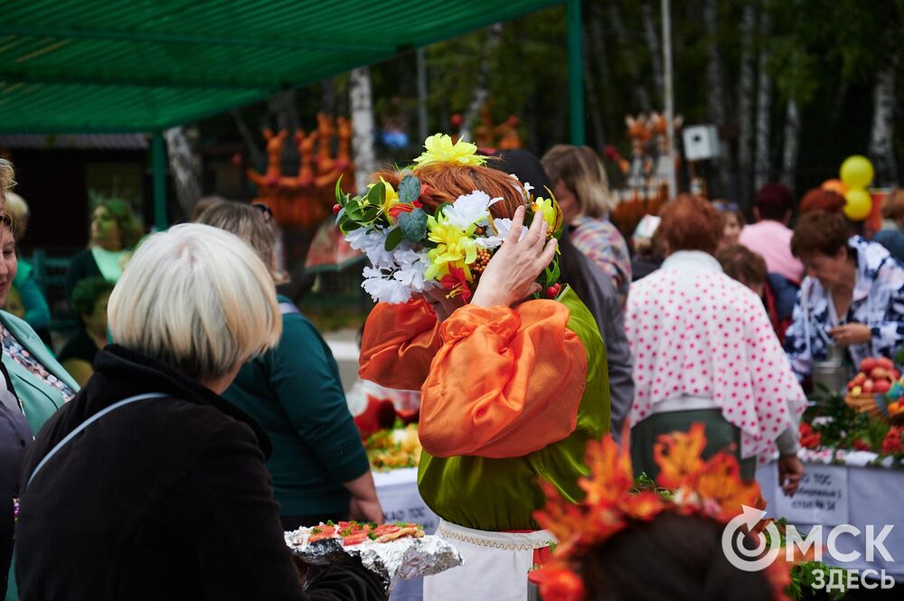 Вдохновляемся дачным вайбом: мемные овощи и народные забавы предстали на фестивале "Дары осени". Подробности: здесь . Фото: Илья Петров.