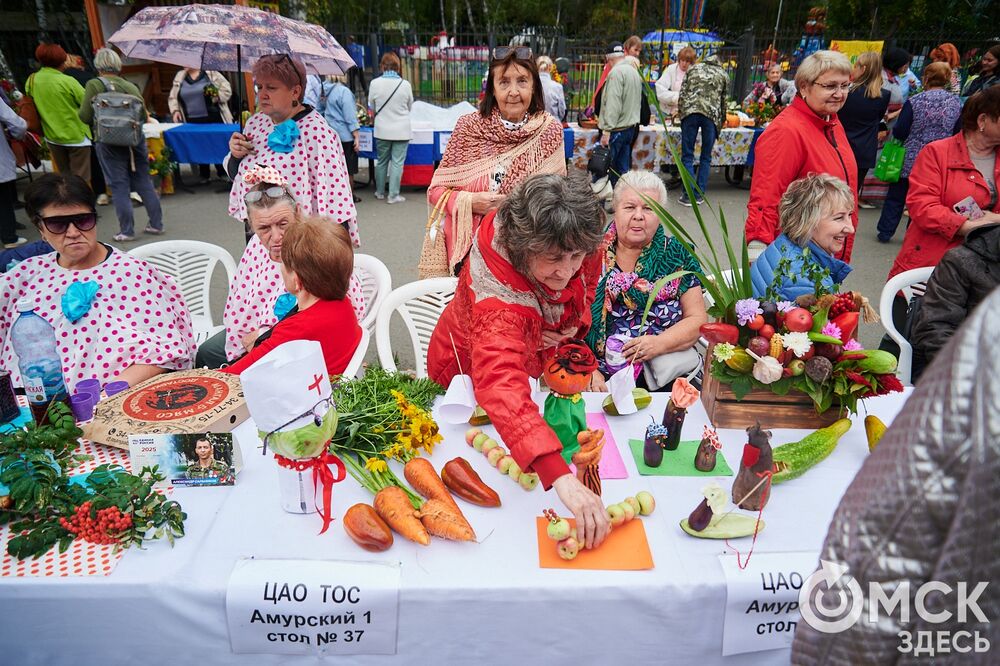 Вдохновляемся дачным вайбом: мемные овощи и народные забавы предстали на фестивале "Дары осени". Подробности: здесь . Фото: Илья Петров.