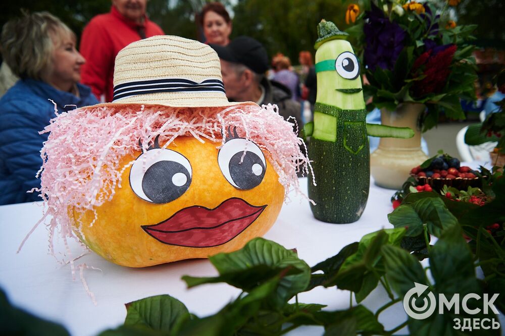 Вдохновляемся дачным вайбом: мемные овощи и народные забавы предстали на фестивале "Дары осени". Подробности: здесь . Фото: Илья Петров.