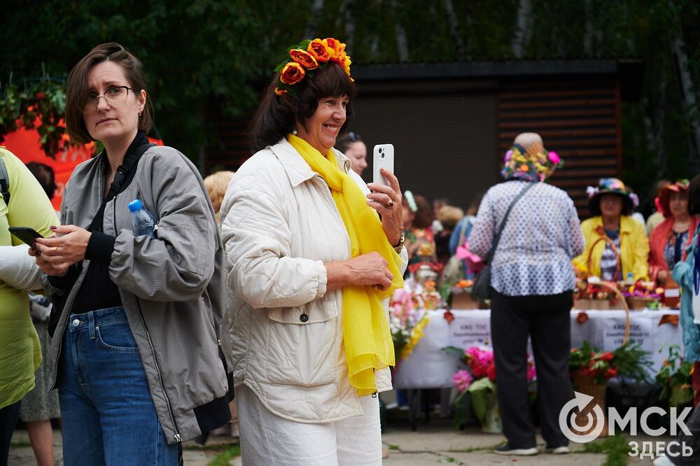Вдохновляемся дачным вайбом: мемные овощи и народные забавы предстали на фестивале "Дары осени". Подробности: здесь . Фото: Илья Петров.