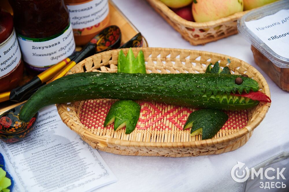 Вдохновляемся дачным вайбом: мемные овощи и народные забавы предстали на фестивале "Дары осени". Подробности: здесь . Фото: Илья Петров.