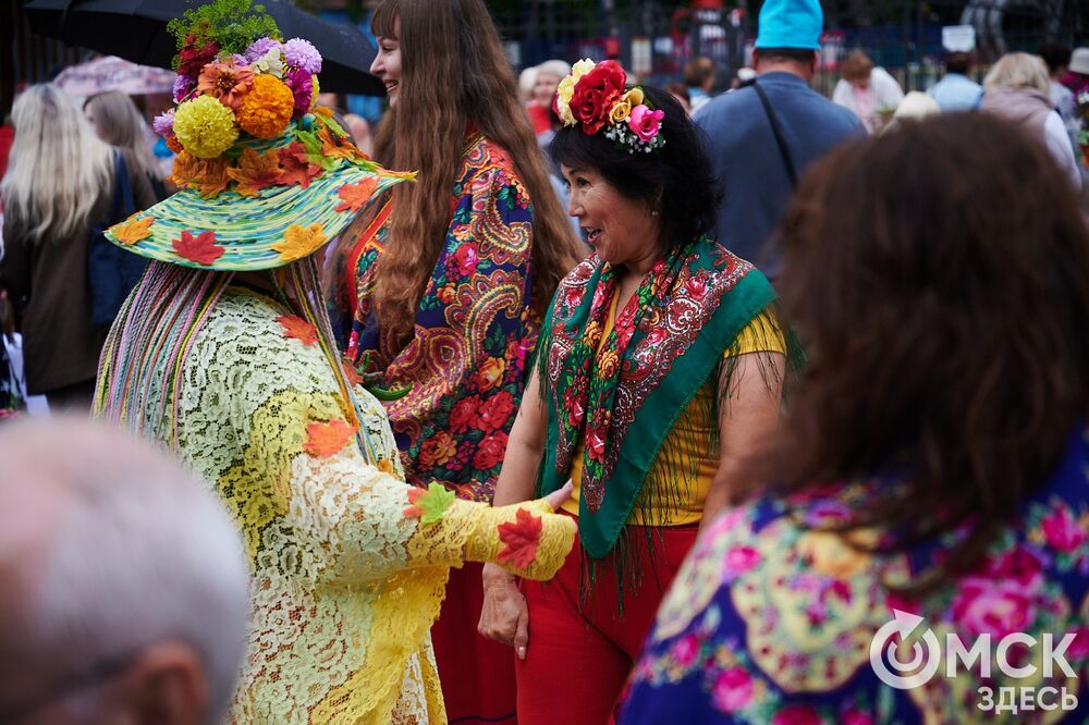 Вдохновляемся дачным вайбом: мемные овощи и народные забавы предстали на фестивале "Дары осени". Подробности: здесь . Фото: Илья Петров.
