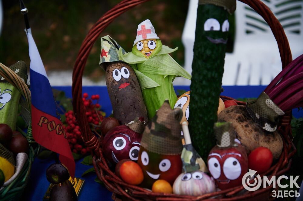 Вдохновляемся дачным вайбом: мемные овощи и народные забавы предстали на фестивале "Дары осени". Подробности: здесь . Фото: Илья Петров.
