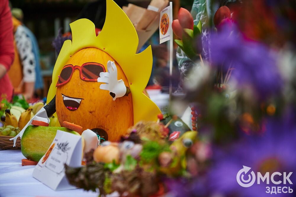 Вдохновляемся дачным вайбом: мемные овощи и народные забавы предстали на фестивале "Дары осени". Подробности: здесь . Фото: Илья Петров.