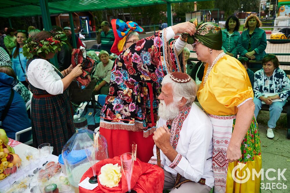Вдохновляемся дачным вайбом: мемные овощи и народные забавы предстали на фестивале "Дары осени". Подробности: здесь . Фото: Илья Петров.