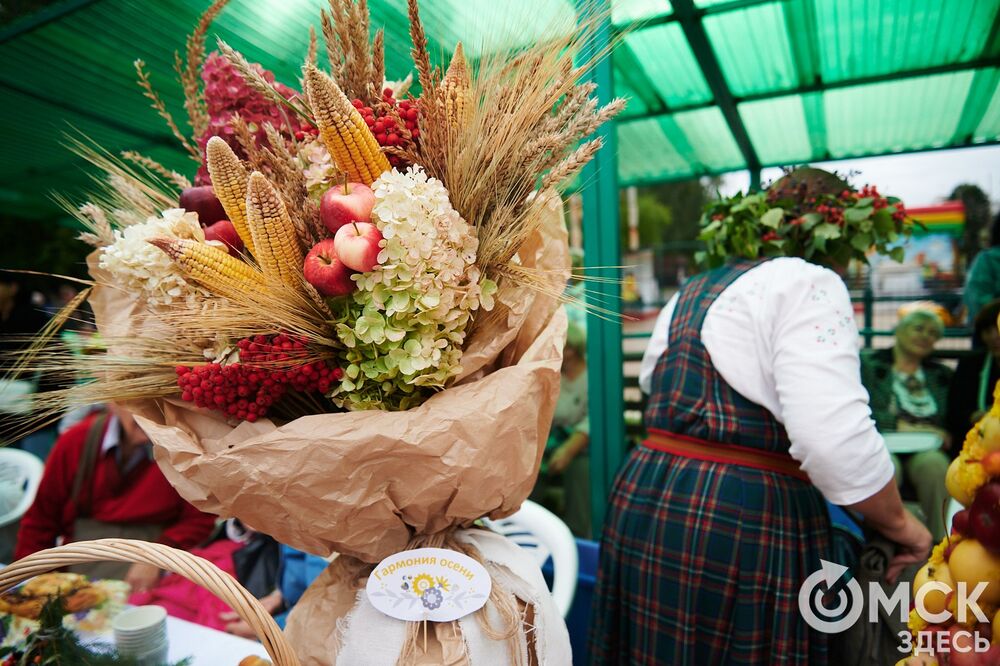 Вдохновляемся дачным вайбом: мемные овощи и народные забавы предстали на фестивале "Дары осени". Подробности: здесь . Фото: Илья Петров.