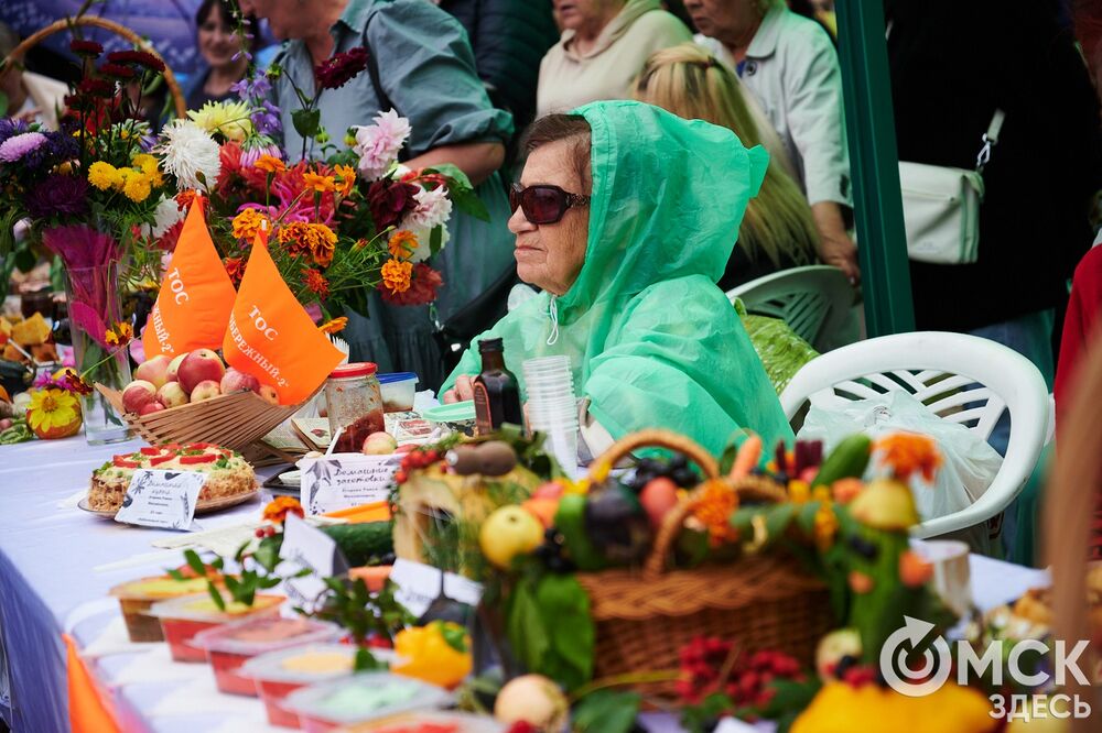 Вдохновляемся дачным вайбом: мемные овощи и народные забавы предстали на фестивале "Дары осени". Подробности: здесь . Фото: Илья Петров.