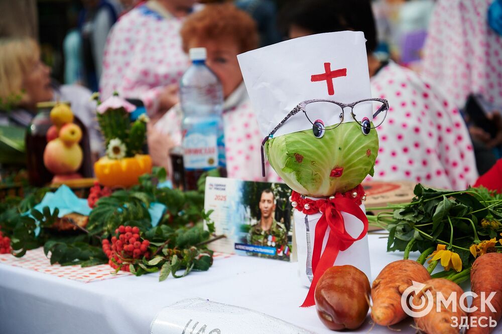 Вдохновляемся дачным вайбом: мемные овощи и народные забавы предстали на фестивале "Дары осени". Подробности: здесь . Фото: Илья Петров.