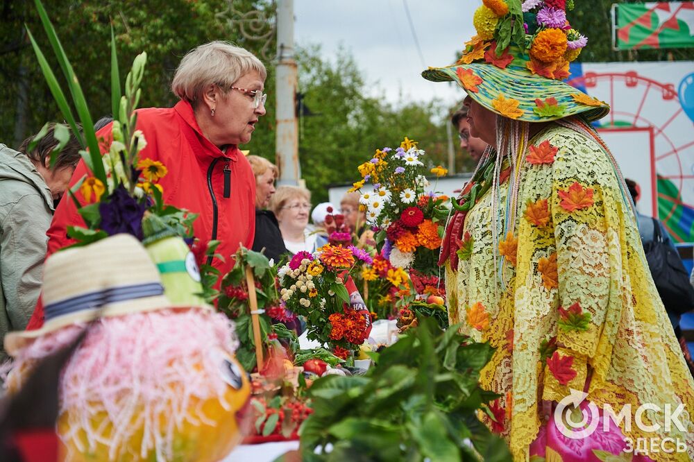 Вдохновляемся дачным вайбом: мемные овощи и народные забавы предстали на фестивале "Дары осени". Подробности: здесь . Фото: Илья Петров.