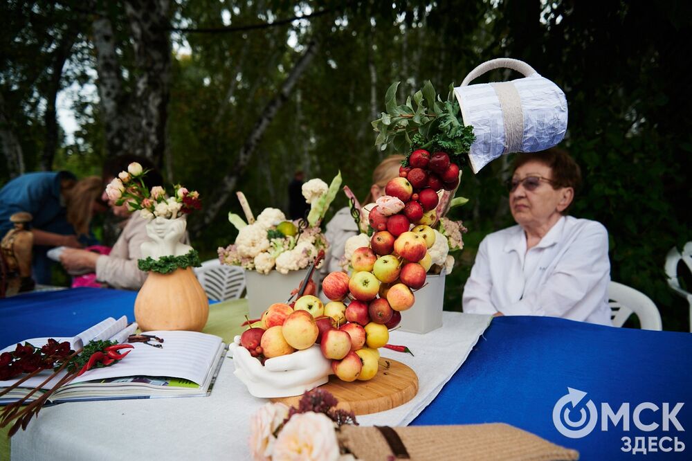 Вдохновляемся дачным вайбом: мемные овощи и народные забавы предстали на фестивале "Дары осени". Подробности: здесь . Фото: Илья Петров.