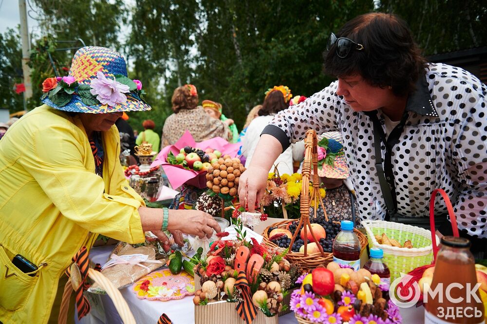 Вдохновляемся дачным вайбом: мемные овощи и народные забавы предстали на фестивале "Дары осени". Подробности: здесь . Фото: Илья Петров.