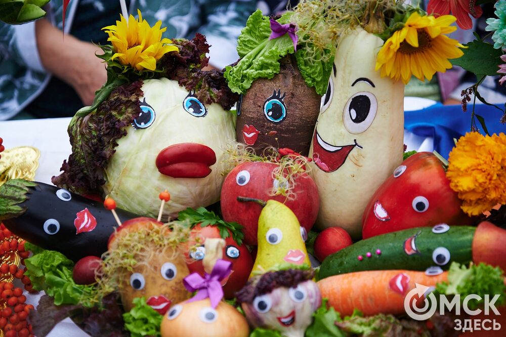 Вдохновляемся дачным вайбом: мемные овощи и народные забавы предстали на фестивале "Дары осени". Подробности: здесь . Фото: Илья Петров.