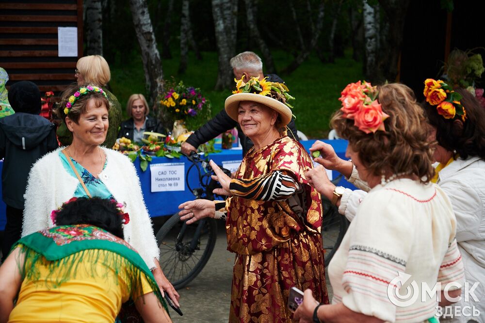 Вдохновляемся дачным вайбом: мемные овощи и народные забавы предстали на фестивале "Дары осени". Подробности: здесь . Фото: Илья Петров.