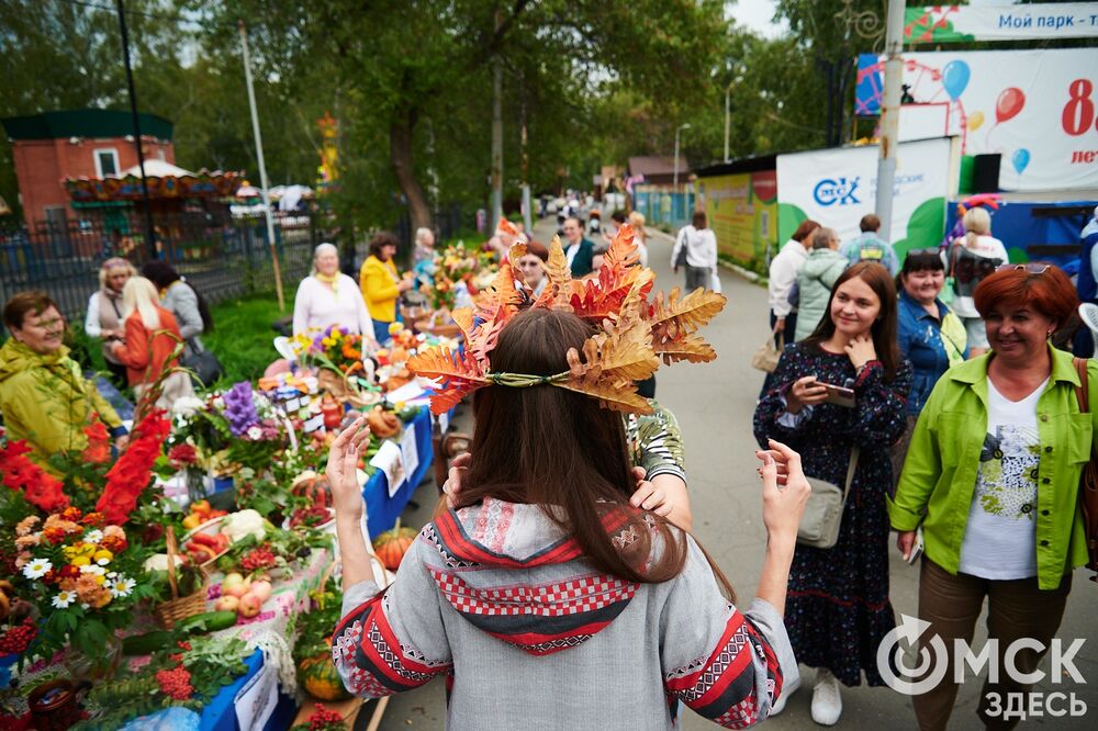 Вдохновляемся дачным вайбом: мемные овощи и народные забавы предстали на фестивале "Дары осени". Подробности: здесь . Фото: Илья Петров.