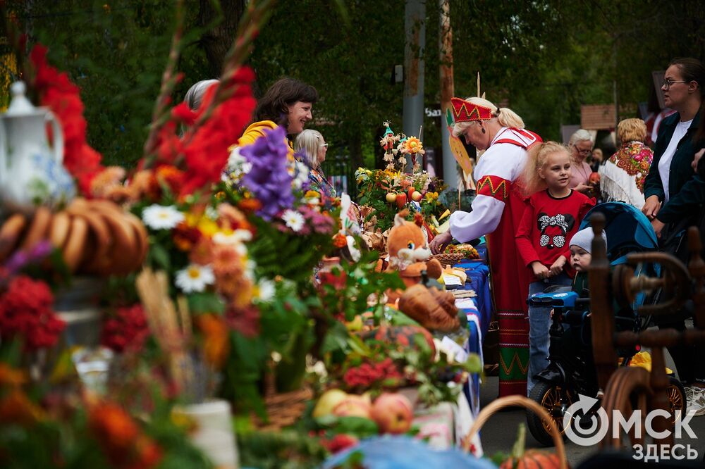 Вдохновляемся дачным вайбом: мемные овощи и народные забавы предстали на фестивале "Дары осени". Подробности: здесь . Фото: Илья Петров.