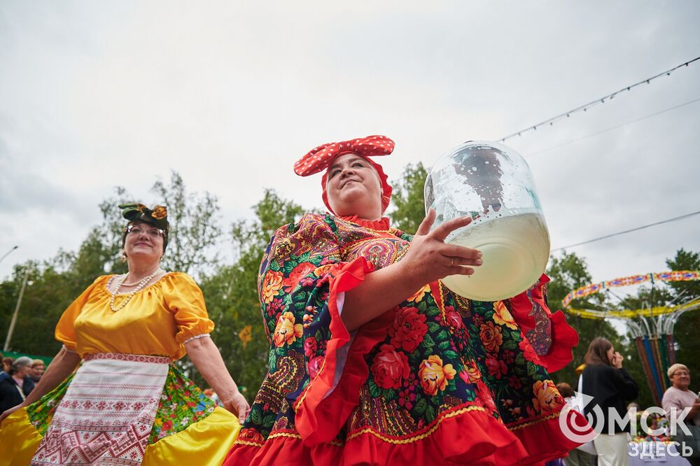 Вдохновляемся дачным вайбом: мемные овощи и народные забавы предстали на фестивале "Дары осени". Подробности: здесь . Фото: Илья Петров.