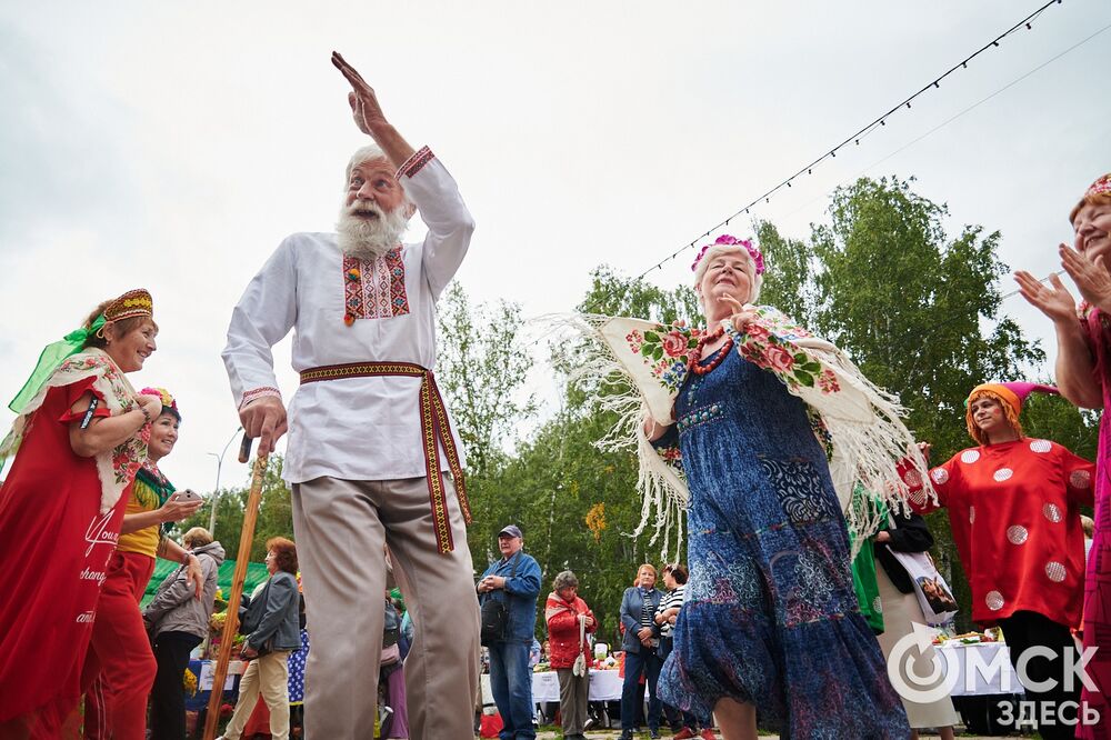Вдохновляемся дачным вайбом: мемные овощи и народные забавы предстали на фестивале "Дары осени". Подробности: здесь . Фото: Илья Петров.