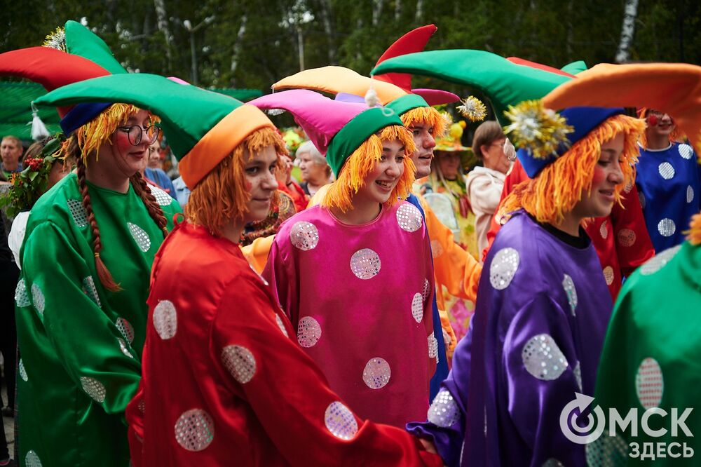 Вдохновляемся дачным вайбом: мемные овощи и народные забавы предстали на фестивале "Дары осени". Подробности: здесь . Фото: Илья Петров.