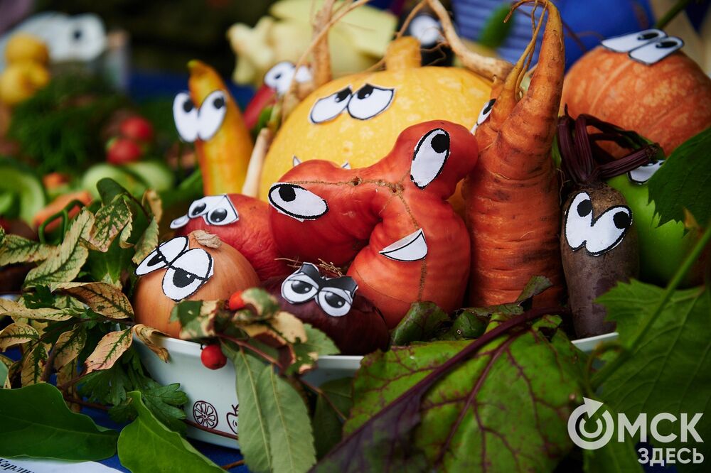 Вдохновляемся дачным вайбом: мемные овощи и народные забавы предстали на фестивале "Дары осени". Подробности: здесь . Фото: Илья Петров.