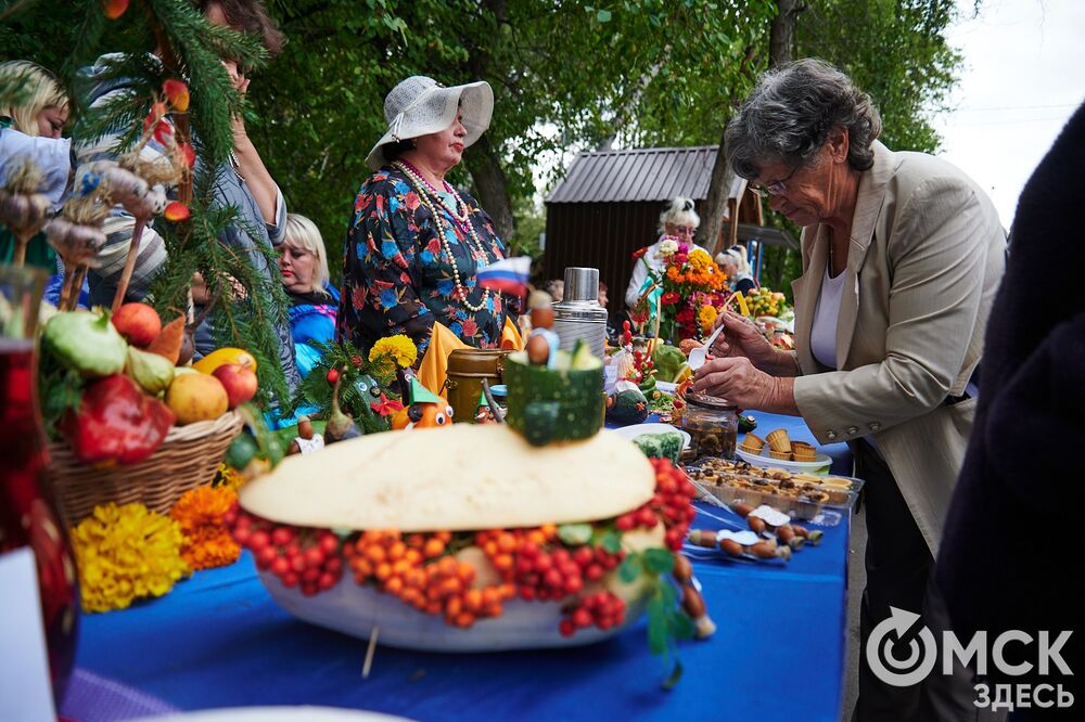 Вдохновляемся дачным вайбом: мемные овощи и народные забавы предстали на фестивале "Дары осени". Подробности: здесь . Фото: Илья Петров.
