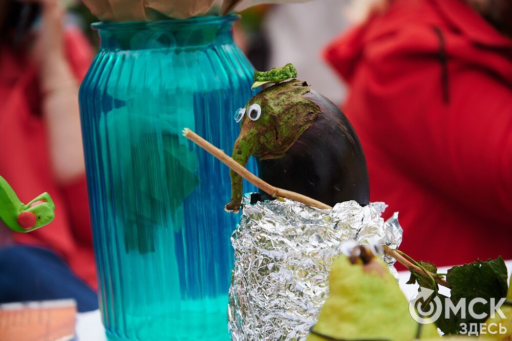 Вдохновляемся дачным вайбом: мемные овощи и народные забавы предстали на фестивале "Дары осени". Подробности: здесь . Фото: Илья Петров.