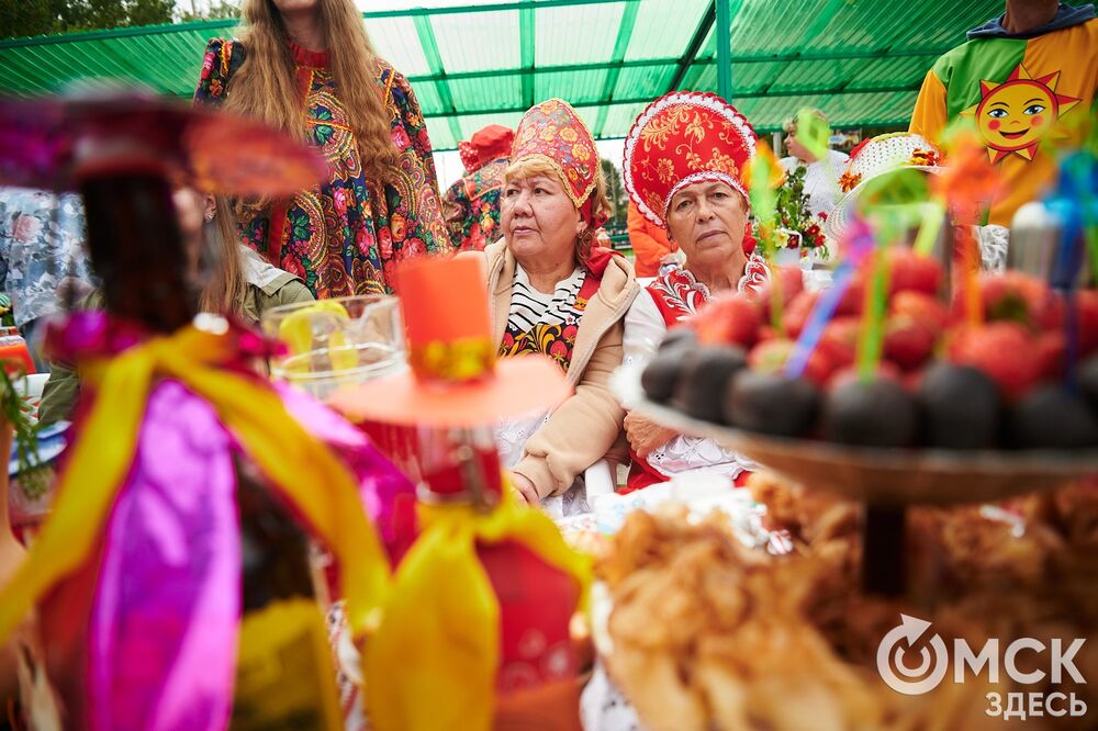 Вдохновляемся дачным вайбом: мемные овощи и народные забавы предстали на фестивале "Дары осени". Подробности: здесь . Фото: Илья Петров.