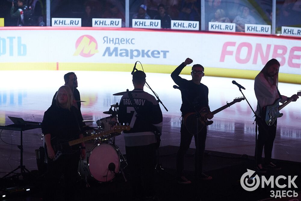 Первый матч сезона КХЛ прошёл на домашней арене омичей. Фото: Илья Петров