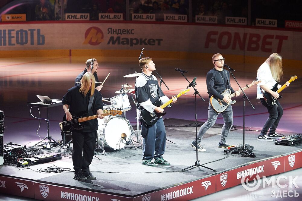 Первый матч сезона КХЛ прошёл на домашней арене омичей. Фото: Илья Петров