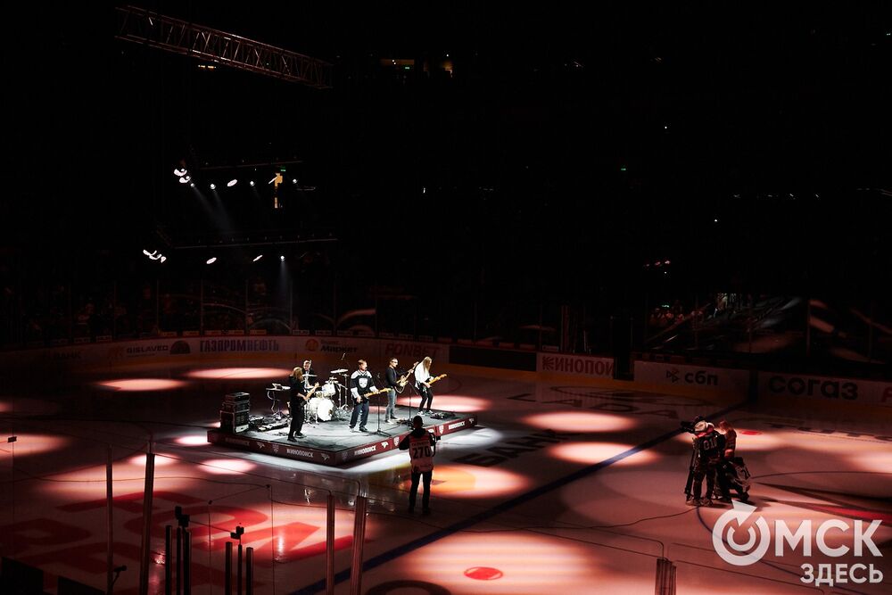 Первый матч сезона КХЛ прошёл на домашней арене омичей. Фото: Илья Петров