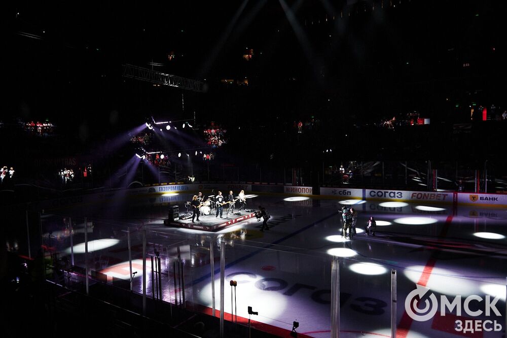 Первый матч сезона КХЛ прошёл на домашней арене омичей. Фото: Илья Петров