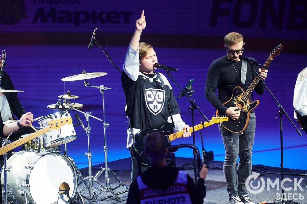 Первый матч сезона КХЛ прошёл на домашней арене омичей. Фото: Илья Петров