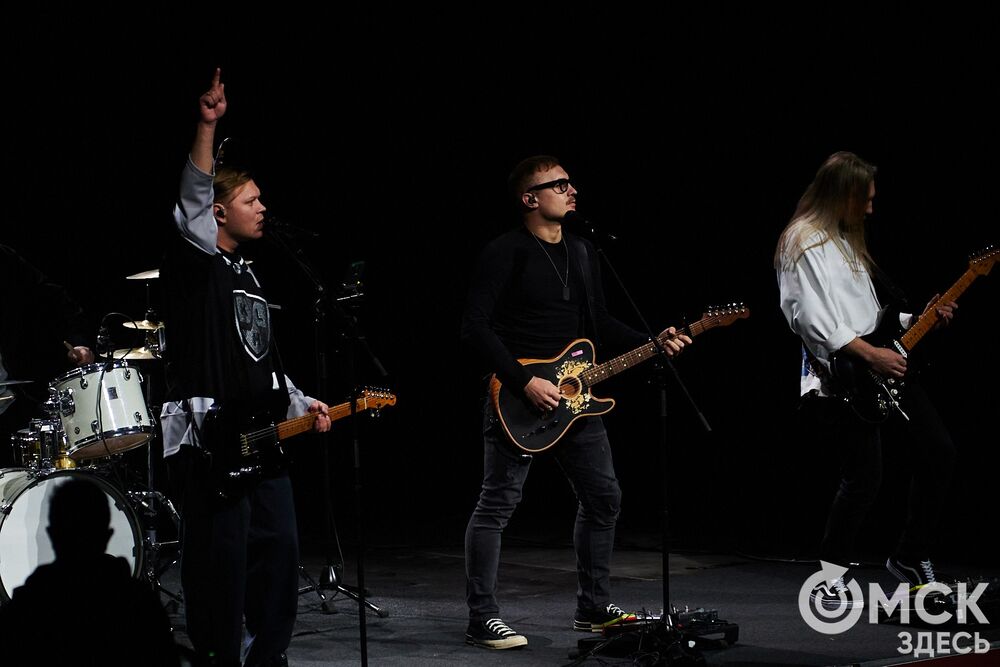 Первый матч сезона КХЛ прошёл на домашней арене омичей. Фото: Илья Петров