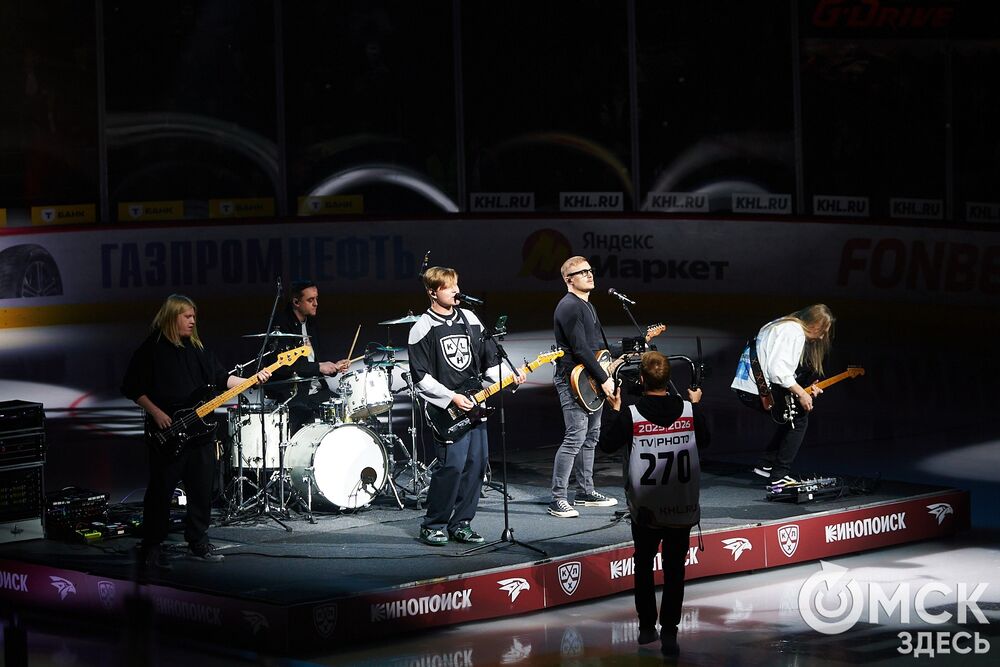 Первый матч сезона КХЛ прошёл на домашней арене омичей. Фото: Илья Петров