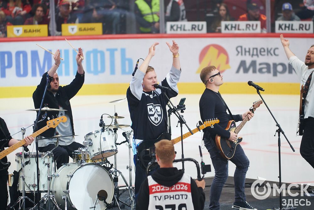 Первый матч сезона КХЛ прошёл на домашней арене омичей. Фото: Илья Петров